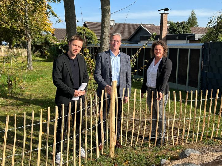 Schauen sich eine renaturierte Fläche am Kreishaus an (v.l.): Jonathan Schulze (Projektleiter »Land4Climate«), Achim Blindert (Allgemeiner Vertreter des Landrats) und Saskia Gall-Röhrig (Klimawandelanpassungsmanagerin des Kreises Euskirchen).