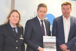 Stellten die Kriminalstatistik für das Jahr 2024 vor:  Polzeidirektorin Gabriele Mälchers (li.), Behördenleiter Markus Ramers und Ulrich Linden, Leiter der Direktion Kriminalität.