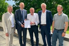 Von links: VG-Bürgermeister Michael Boos, Landrat Volker Boch, Helmut Conrad, Ortsbürgermeister Manfred Manderscheid, Beigeordneter Mario Schmäl.