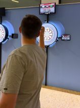 Topmodern und kurz vor den ersten Events: die große Darthalle im »Eifeltor Erlebnispark« bietet unter anderem moderne »Scolia«-Technik, zehn Boards und Live-Score per Beamer.