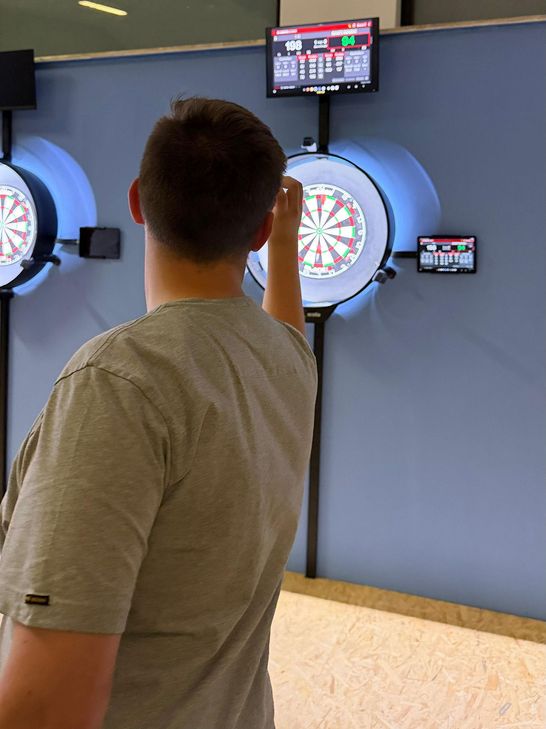 Topmodern und kurz vor den ersten Events: die große Darthalle im »Eifeltor Erlebnispark« bietet unter anderem moderne »Scolia«-Technik, zehn Boards und Live-Score per Beamer.