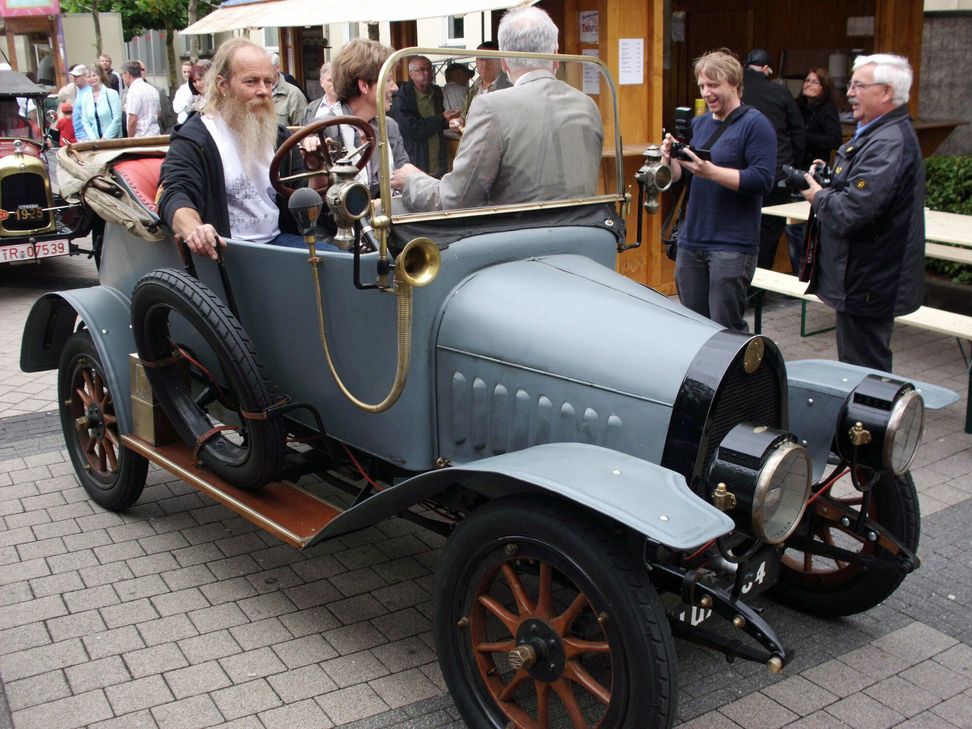Im Rahmen des Konzer Heimat- und Weinfestes findet am Sonntag, 16. Juli, das Internationale Old- und Youngtimertreffen am Zusammenfluss von Mosel und Saar statt.