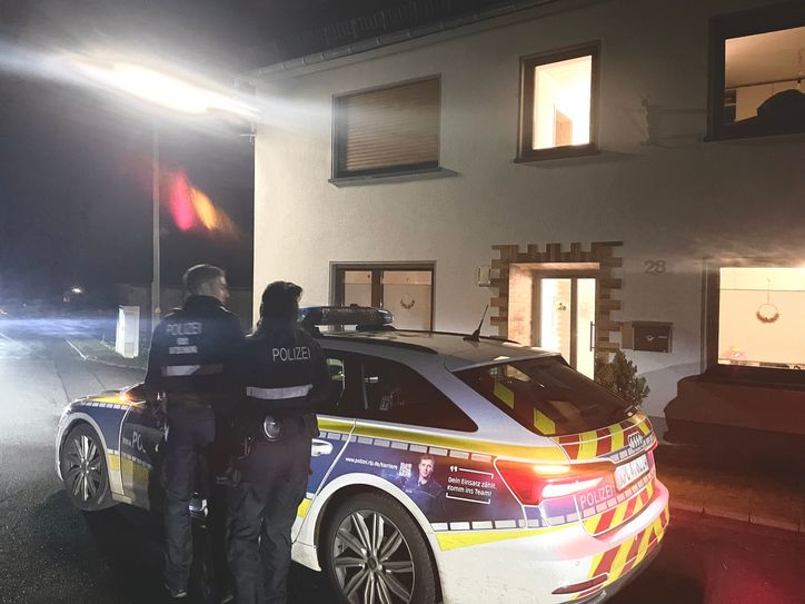 Direkt an der Hauptstraße liegt das Haus in dem sich das Verbrechen am Sonntag abgespielt haben soll.