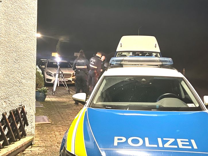 Das Opfer des Angriffes liegt mit schweren Verletzungen in der Klinik. Die Untersuchungen zum Motiv des mutmaßlichen Täters laufen noch.