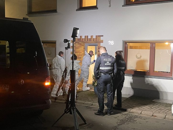 Bis in die Nacht untersuchten Beamte der Spurensicherung den Tatort in Lirstal.