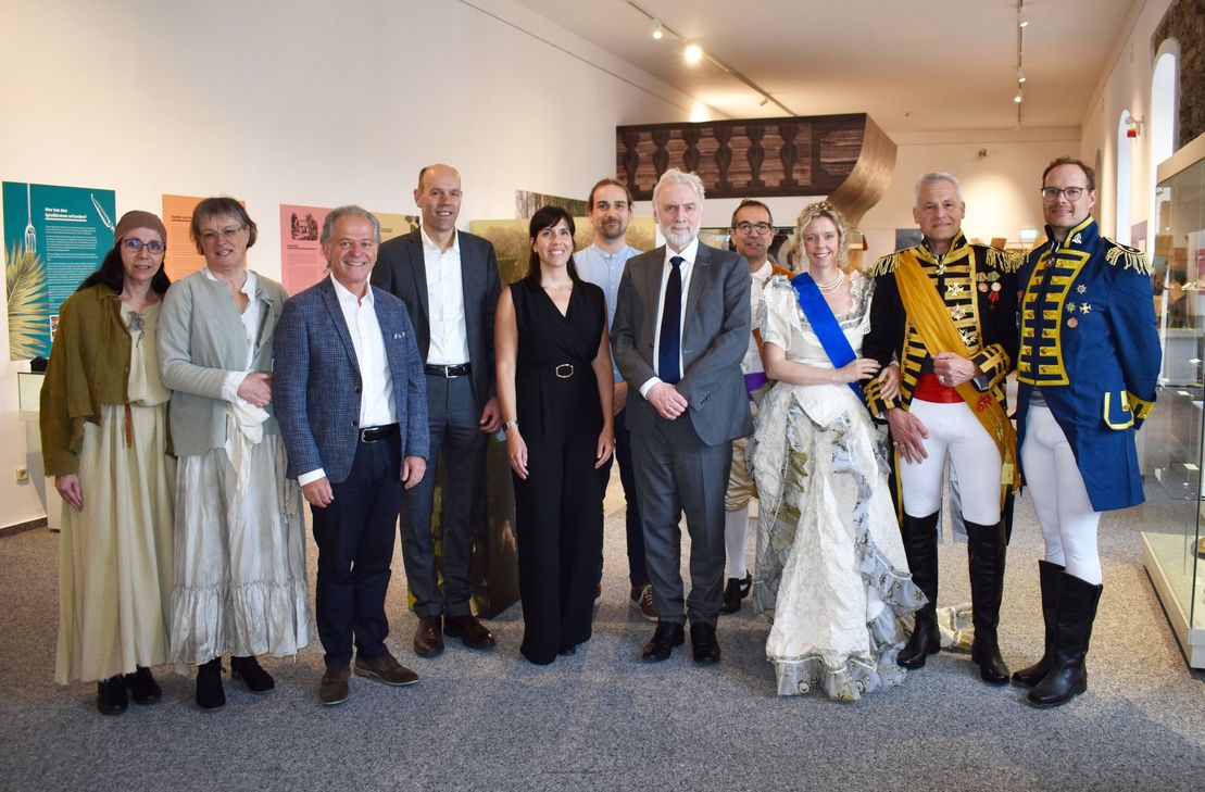 Zur Ausstellungseröffnung durfte Museumleiterin Kristina Müller-Bongard (5.v.l.) neben Staatssekretär Prof. Dr. Jürgen Hardeck (5.v.r.) unter anderem einen Teil des Schauspiel-Ensembles begrüßen.
