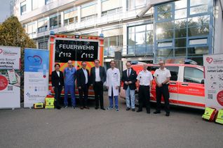 An der Einführung des Systems „Region der Lebensretter“ waren viele Stellen beteiligt: Von links nach rechts: Die Geschäftsführerin des Vereins „Region der Lebensretter“, Dr. Judith Joos; Dr. Dirk Nauheimer, stellvertretender Schwerpunktleiter Intensivmedizin Brüderkrankenhaus; Stefan Metzdorf, Landrat Kreis Trier Saarburg; Markus Leineweber, Hausoberer des Brüderkrankenhauses; Chefarzt Prof. Dr. Nikos Werner, Leiter des Herzzentrums Trier; Ralf Britten, Beigeordneter Stadt Trier; Dr. Andreas Palzer, stellvertretender Feuerwehrchef Trier; Thomas Reinholz, Abteilungsleiter Rettungsdienst Feuerwehr Trier.