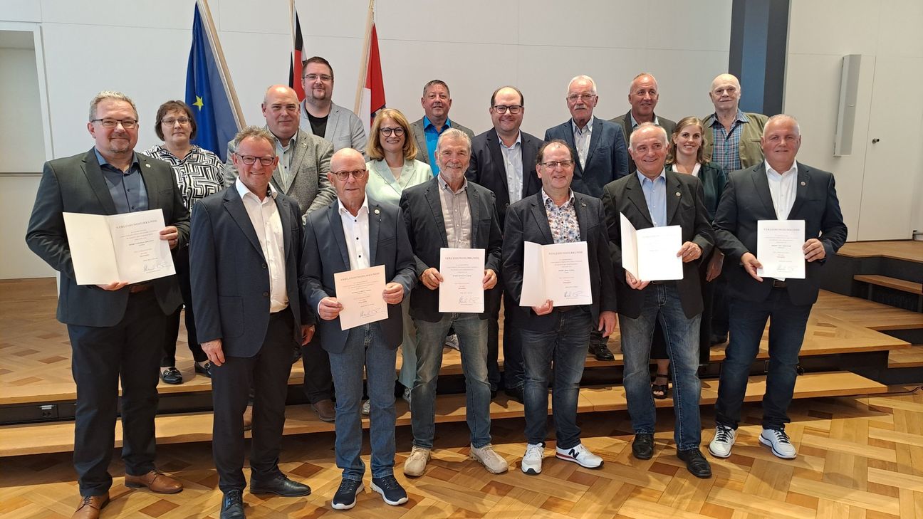 Jahrzehntelanges ehrenamtliches Engagement für die Gemeinschaft wird gewürdigt: Landrat Stefan Metzdorf hat in der vergangenen Woche sechs Bürgern aus dem Kreis Trier-Saarburg die Ehrennadel des Landes Rheinland-Pfalz verliehen.