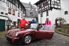 Thomas Berg (v.li), Michael Vandebosch, Karl Kaster und Jennifer meuren stellten die »1. ADAC Classic Rallye um den Preis der Ahrquelle« stilecht an der Ahrquelle vor.