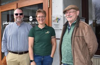 Die Geschäftsstelle des Hunsrückvereins ist in der Waldherberge von Claus Hensen (links) beheimatet. Genau der richtige Ort, finden Claudia Herr und Jörg Mehler.