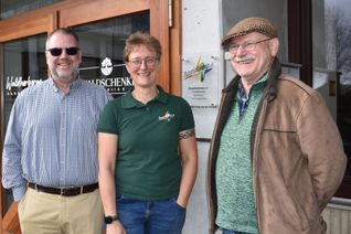 Die Geschäftsstelle des Hunsrückvereins ist in der Waldherberge von Claus Hensen (links) beheimatet. Genau der richtige Ort, finden Claudia Herr und Jörg Mehler.