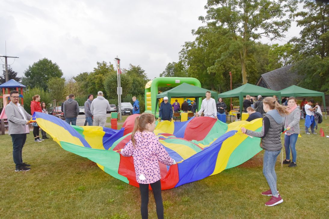 Spiel, Spaß und Unterhaltung für alle Altersklassen, egal ob mit oder ohne Behinderung, gutgelaunt und zusammenhalten: Das ist die „Unternehmensphilosophie“ seit fast 50 Jahren in der Symbiose zwischen Heilpädagogischem Zentrum „Haus Lebenshilfe“ und den Dörfern Eppenich und Bürvenich. Foto: Manfred Lang/pp/Agentur ProfiPress