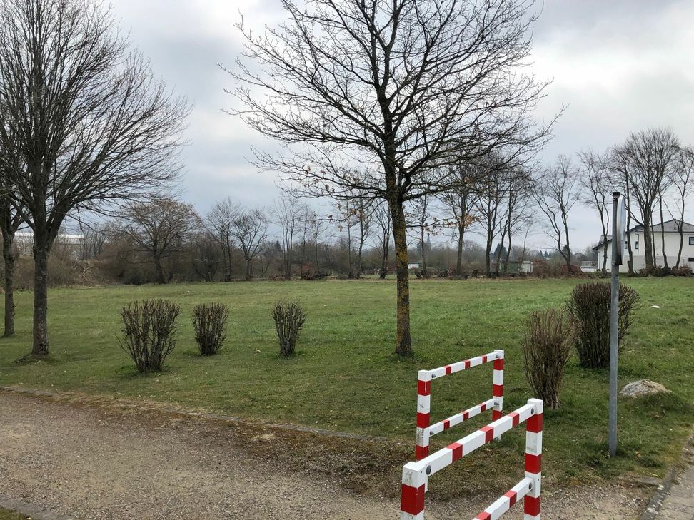 Im »Mittelvenn« in Lammersdorf sollen drei Häuser mit insgesamt 18 Wohneinheiten für öffentlich geförderten Wohnraum entstehen. Bürgermeister Bernd Goffart sieht dafür großen Bedarf und hat im Gespräch mit Anwohnern versucht, zu informieren und Vorurteile auszuräumen. Foto: T. Förster