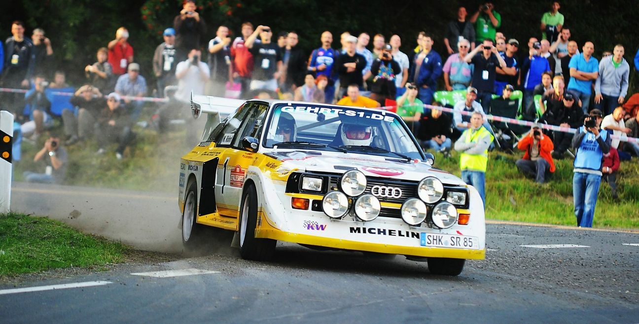 Es ist laut, es qualmt, es macht Spaß: Das Eifel Rallye Festival mit rasanter Kurvenlage ist eine der beliebtesten Motorsportveranstaltungen in der Region. Foto: H. Gassen