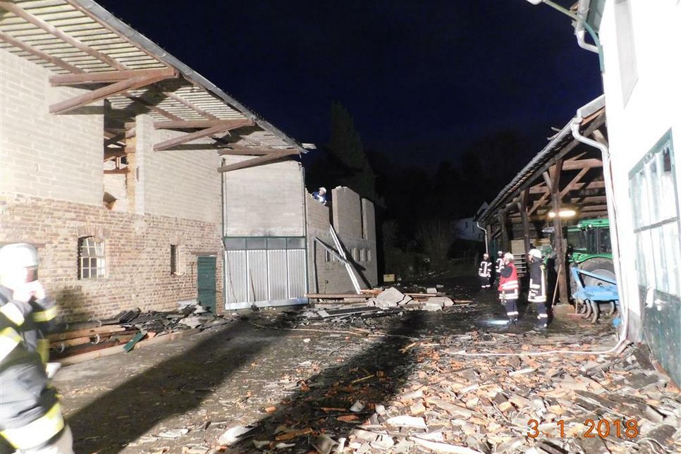 In Bad Bodendorf wurde das Dach eines Stalls abgehoben. Foto: Polizeiinspektion Remagen