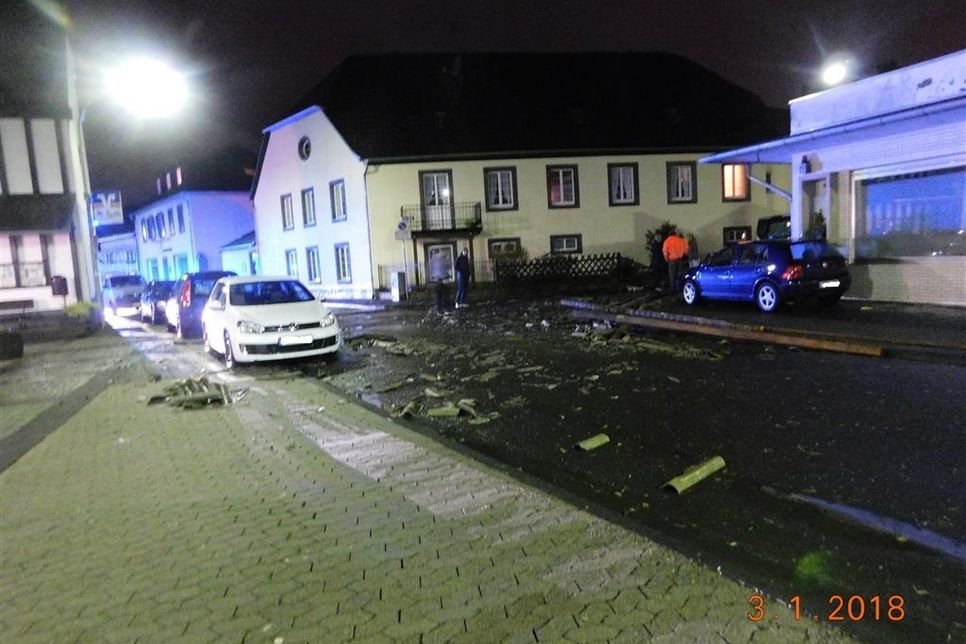 Die Trümmerteile des Daches beschädigten zahlreiche Autos. Foto: Polizeiinspektion Remagen