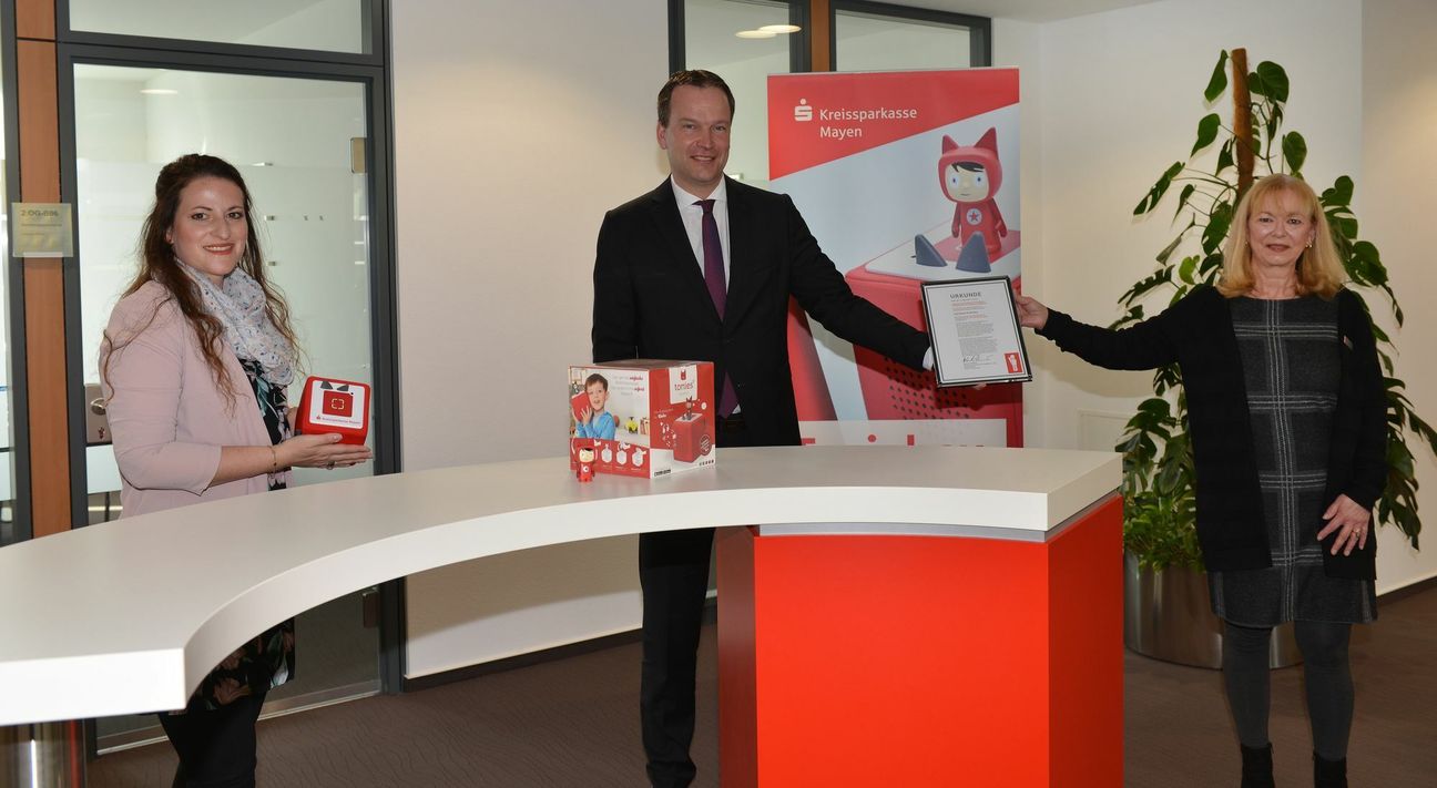 Freuen sich über die Auszeichnung „David 2021 – Sonderedition Corona“, aufgrund derer die KSK Mayen nun zum Deutschen Engagementpreis nominiert ist: Stephanie Kill vom Vorstandssekretariat (links) KSK-Vorstandsmitglied Christoph Weitzel (Mitte) und Michaela Schneider, bei der KSK zuständig für den Jugendmarkt. Foto KSK Mayen/ Judith Sauerborn