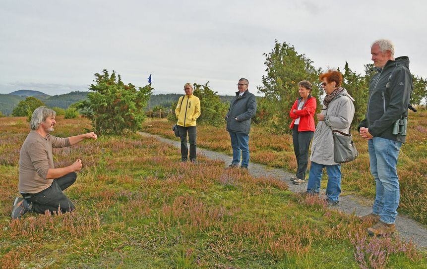 Biologe Jörg Hilgers (links) erläuterte Vertretern der Kreisverwaltung Mayen-Koblenz, der Ortsgemeinde Langscheid und der SGD Nord die Besonderheiten der Wacholderheide und was in den nächsten Jahren zu tun ist.