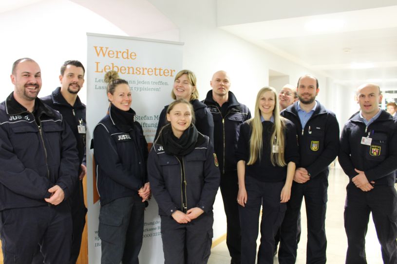 Mit dem Gruppenfoto senden die Auszubildenden an der Justizvollzugsschule Wittlich ihre Wünsche für an Amara. Foto: Stefan-Morsch-Stiftung/Andrea Djifroudi