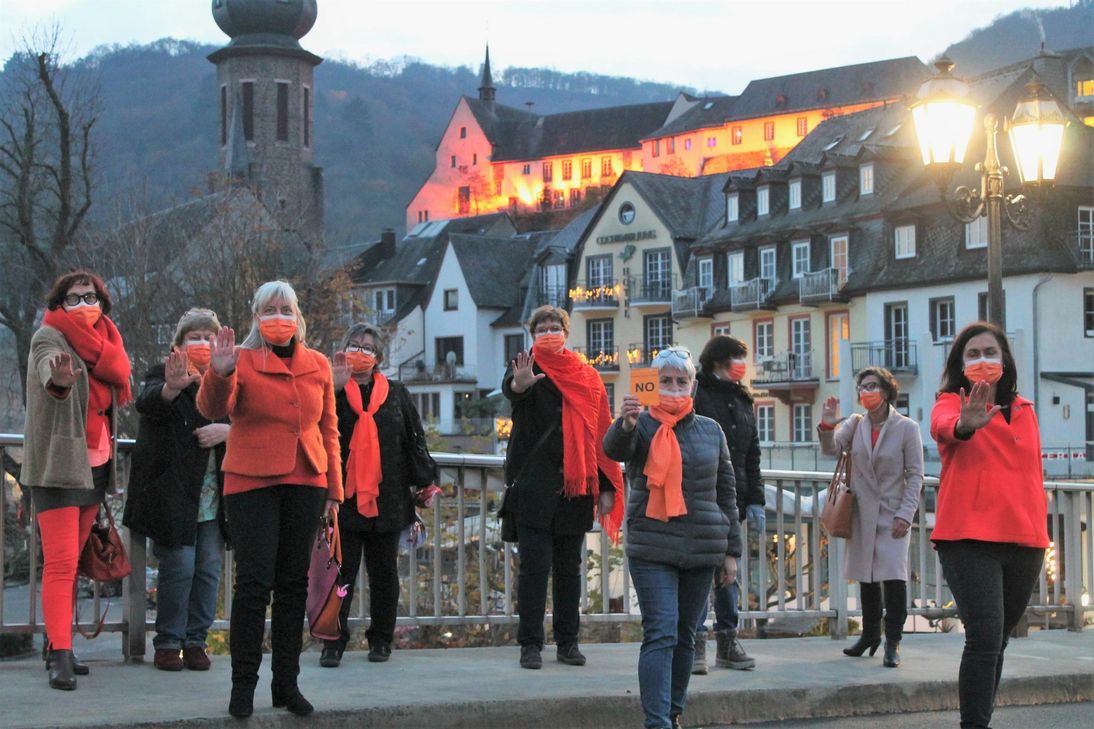 Die Cochemer Soroptimistinnen bekannten auch 2020 am "Tag gegen Gewalt an Frauen" Farbe.