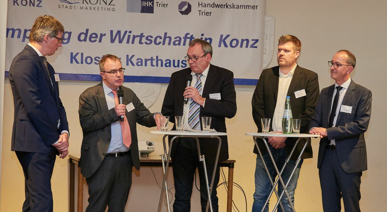 In einer Diskussionsrunde wurde die Digitalisierung der Wirtschaft besprochen (von links): Dr. Jan Glockauer (Hauptgeschäftsführer IHK), Dr. Matthias Schwalbach (Geschäftsführer HWK), Moderator Thomas Vatheuer, Stephan Holbach (Konzer Stadtmarketing), Bürgermeister Joachim Weber. Foto: Willems