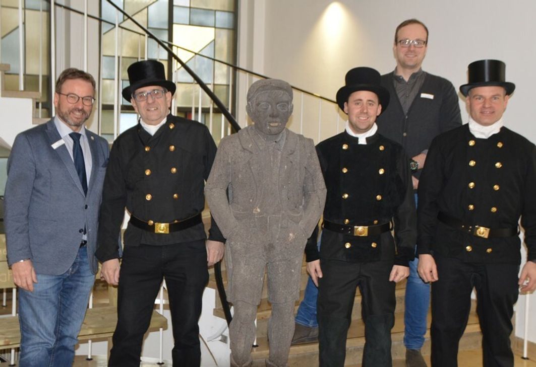 Von links: Oberbürgermeister Wolfgang Treis, Bezirksschornsteinfeger Arthur Schäfer, Bezirksschornsteinfeger Johannes Schäfer, Bereichsleiter Bürger-Service-Center, öffentliche Sicherheit und Ordnung, Florian Sabel,  und Bezirksschonsteinfeger Marco Steffes-mies.