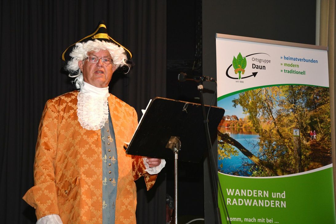 Alois Mayer, als Graf Leopold gewandet, führte durch das Programm des Festaktes. Foto: Gassen