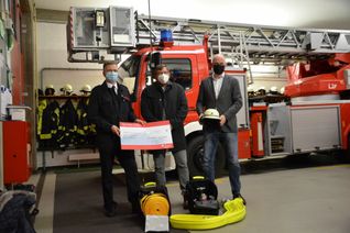 Zum 27. Mal überbrachte Bernd Engels (Bildmitte) ein Geschenk an die Roetgener Feuerwehr. Das Geld der Provinzial wird Wehrleiter Joachim Wynands (l.) für neue Einsatzkleidung und Equipment zur Waldbrandbekämpfung Verwendung finden. Die 2500 Euro-Spende freut auch Roetgens Bürgermeister Jorma Klauss (r.). Foto: T. Förster