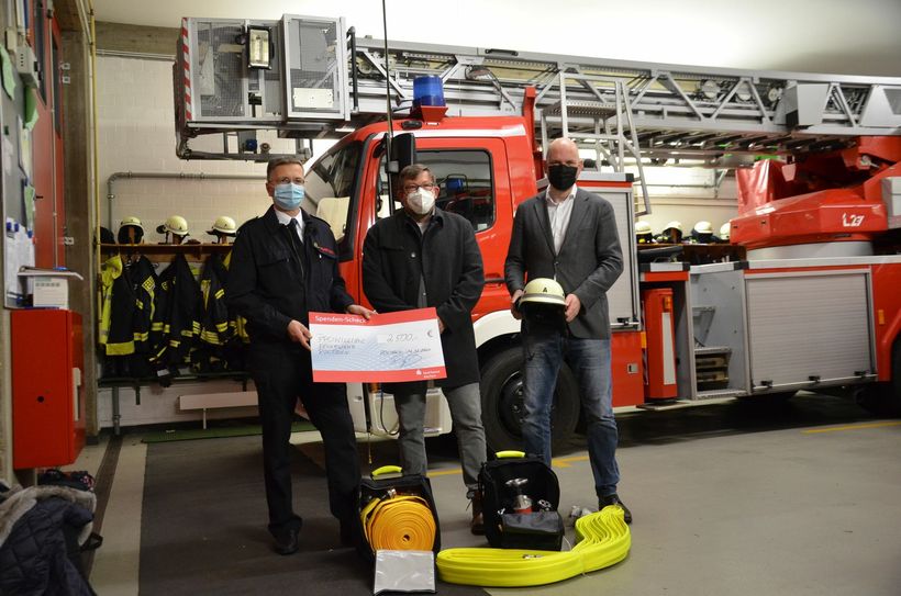 Zum 27. Mal überbrachte Bernd Engels (Bildmitte) ein Geschenk an die Roetgener Feuerwehr. Das Geld der Provinzial wird Wehrleiter Joachim Wynands (l.) für neue Einsatzkleidung und Equipment zur Waldbrandbekämpfung Verwendung finden. Die 2500 Euro-Spende freut auch Roetgens Bürgermeister Jorma Klauss (r.). Foto: T. Förster