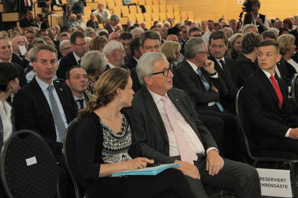 Jean Claude Juncker in der ersten Reihe des Eventums im vorbereitenden Gespräch mit seiner Referentin. Rund 1.000 Gäste wohnten der feierlichen Preisverleihung bei.