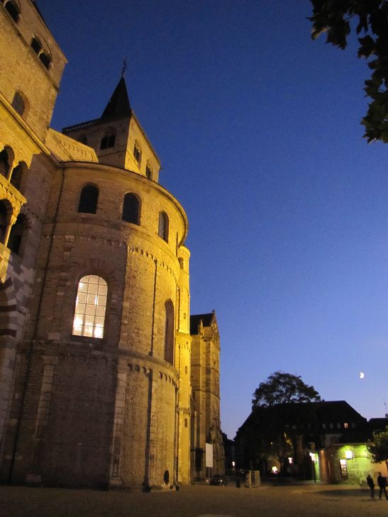 Bei der "Flying-Candlelight-Single-Dinner Tour" geht es durch das nächtliche Trier. Foto: TTM