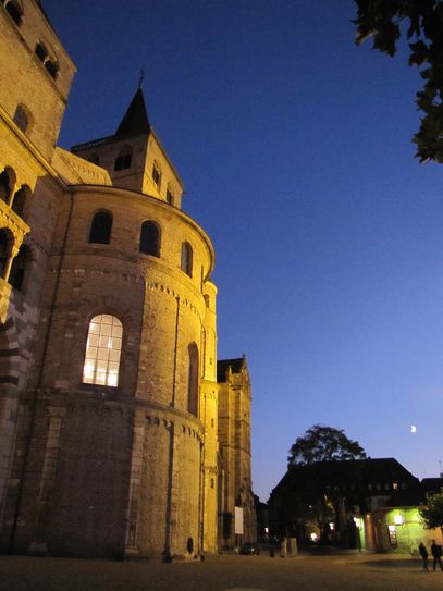 Bei der "Flying-Candlelight-Single-Dinner Tour" geht es durch das nächtliche Trier. Foto: TTM