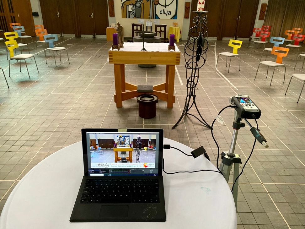 So sieht das Setup für die Übertragung der Gottesdienste in der Kirche der Jugend eli.ja aus. Foto: Niclas Michely