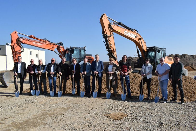 Zusammen mit Vertretern aus Politik, Verwaltung und der am Projekt beteiligten Firmen und Institutionen nahmen PVV-Geschäftsführerin Katharina Paffendorf (5.v.r.) und Bürgermeister Ulf Hürtgen (6.v.r.) den ersten Spatenstich zur Entwicklung des Wohngebietes auf dem Gelände der ehemaligen Strumpf- und Strickwarenfabrik Kreissig vor. Stadt Zülpich / Torsten Beulen