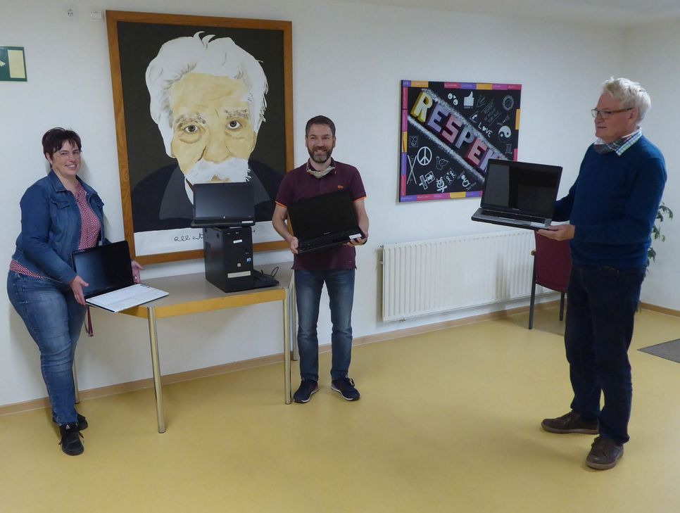 Übergabe der ersten Laptops an die Realschule plus Mayen zur Weitergabe an die Schüler. Von links: Karin Butter (Schulleiterin), Norbert Wambach (Realschule plus) und Gerd Kohlhaas (Flüchtlingshilfe Mayen e.V.). Foto: Flüchtlingshilfe