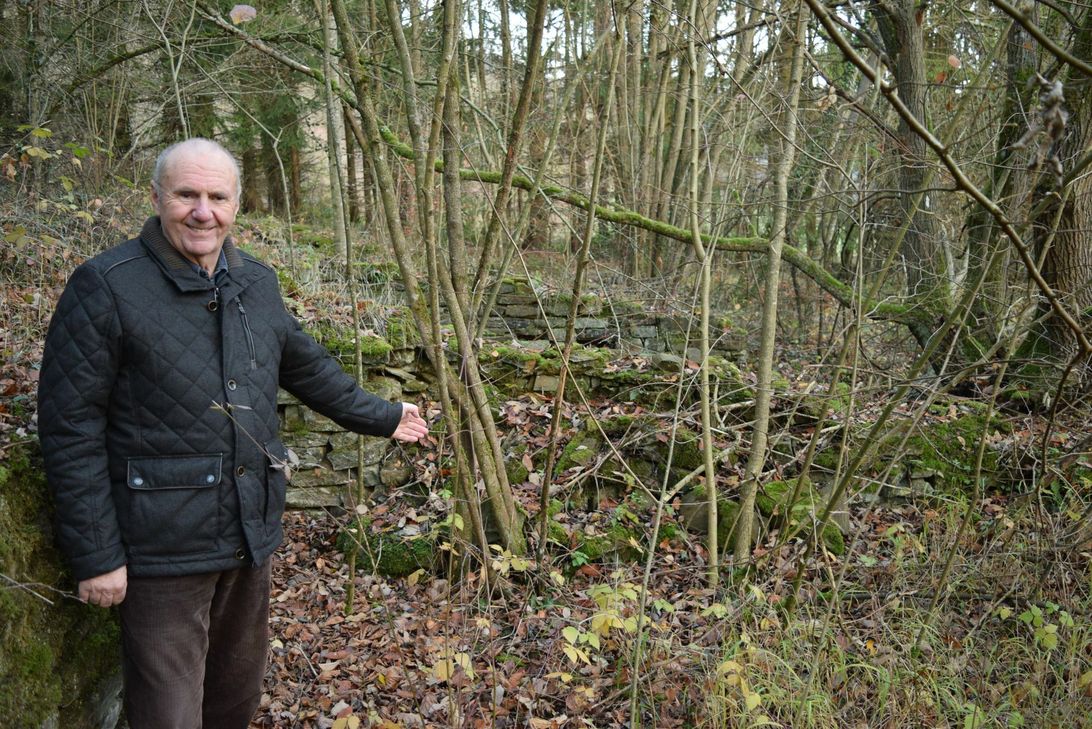 Ulrich Zimmermann, Vorsitzender des Fördervereins Römischer Gutshof Schuld freut sich, dass die Arbeiten an der Grabungsstätte in Schuld bald beginnen können. Foto: Scholl
