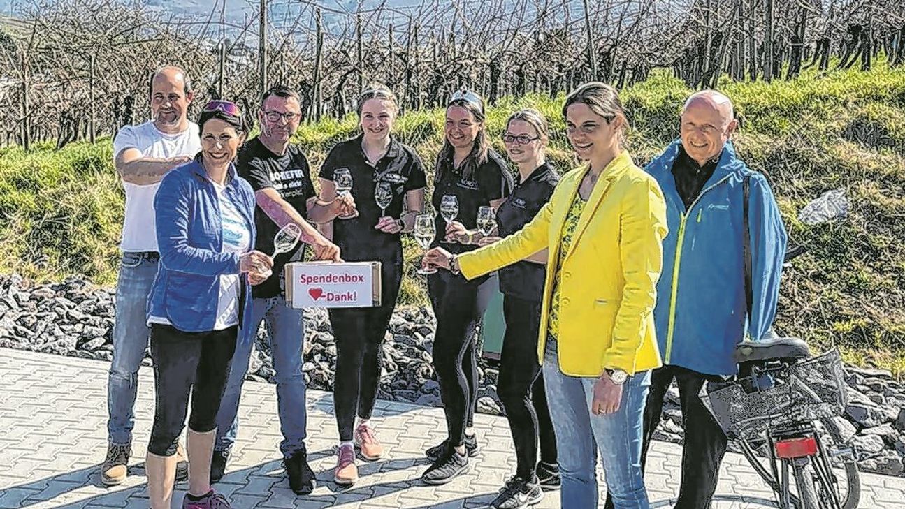 Ulrich van Bebber (rechts) freute sich zusammen mit Wirtschaftsministerin Daniela Schmitt (2. von links) und dem Initiator der Radtour Oliver Platz (3. von links) über die Spende.