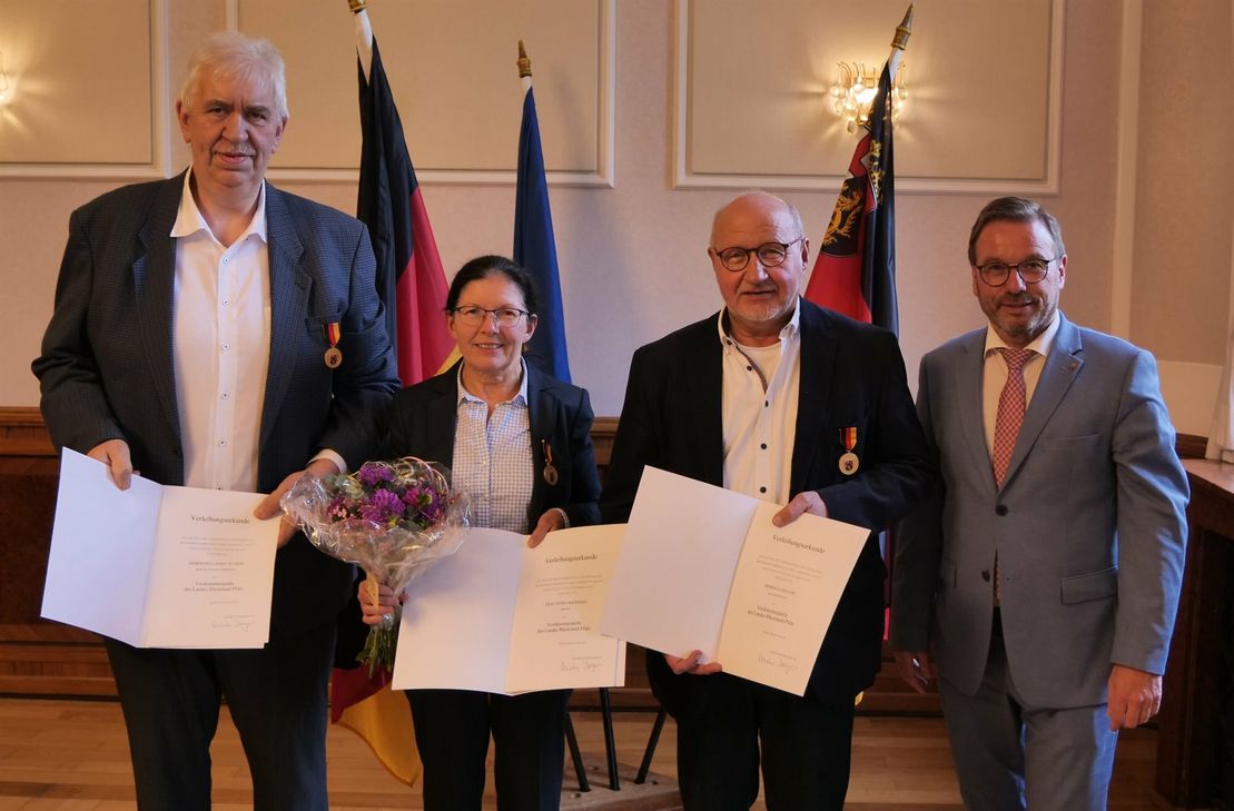 Petra Wienpahl aus Mendig wurde von SGD-Präsident Wolfgang Treis (rechts) mit der Verdienstmedaille des Landes Rheinland-Pfalz – zusammen mit Paul-Josef Juchem (links) aus Bad Neuenahr-Ahrweiler und Guido Job aus Bad Hönningen – ausgezeichnet.