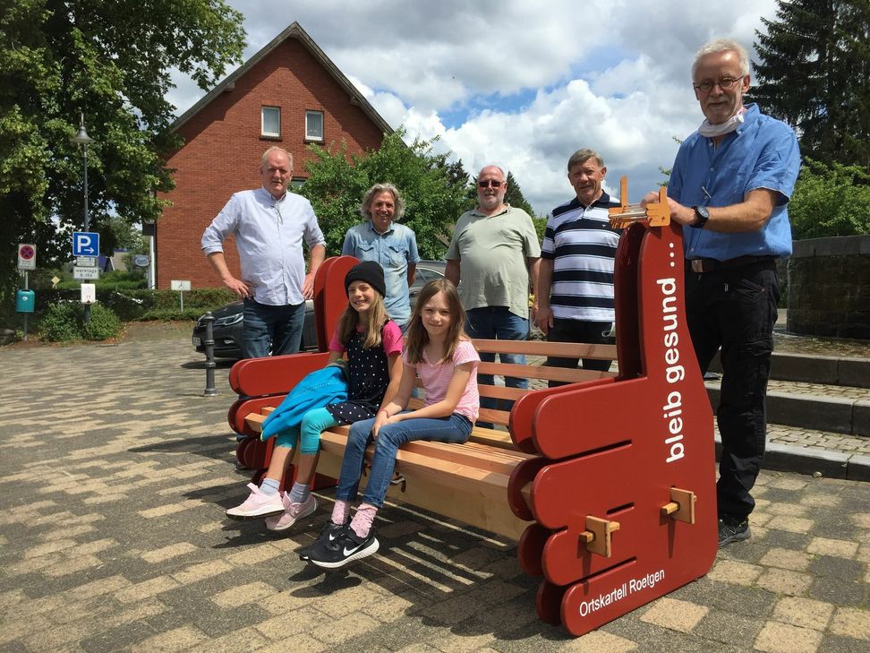 V.l. Horst Cremer, Martin Wilski, Niko Bauer, Wolfgang Riemer und Markus Leuschen sind stolz auf ihre »Bleib-gesund-Bank«. Foto: Björn Steffens