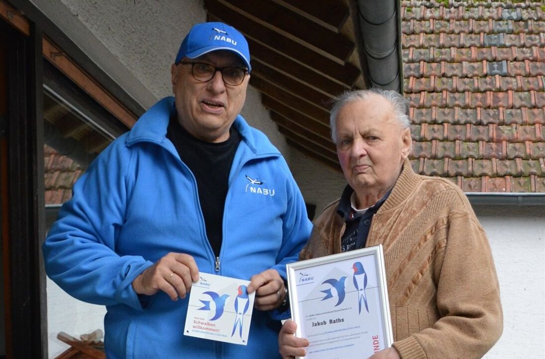 Norbert Pützer vom NABU Euskirchen links, zeichnete Jakob Raths (95) am 6. November 2021 mit  einer Urkunde und Plakette aus.       Foto: Alwin Neuer