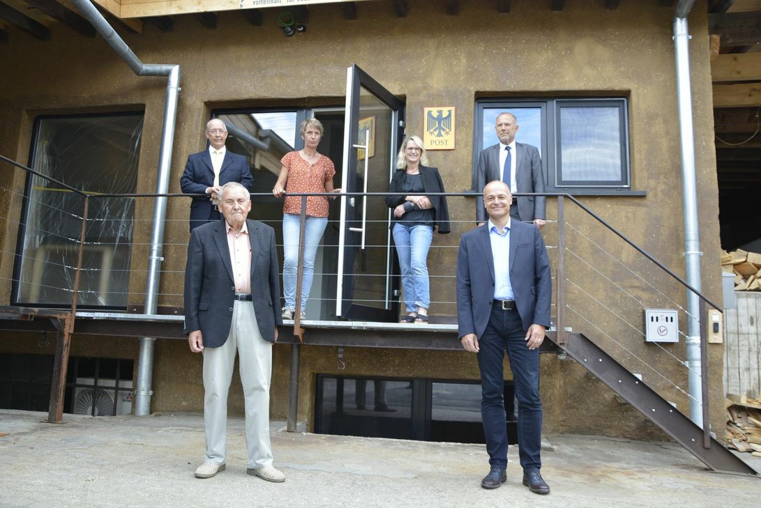 "Großer Bahnhof" für die neue Postfiliale. Vera Schüttler-Wilms und Rita Steffens sind für die Kunden da. Fotos: Kruft