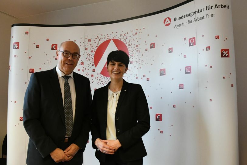 Die Geschäftsführer Heribert Wilhelmi und Stefanie Adam bei der Präsentation der erneut erfreulichen aktuellen Arbeitsmarktzahlen der Agentur für Arbeit Trier. Foto: Schmieder
