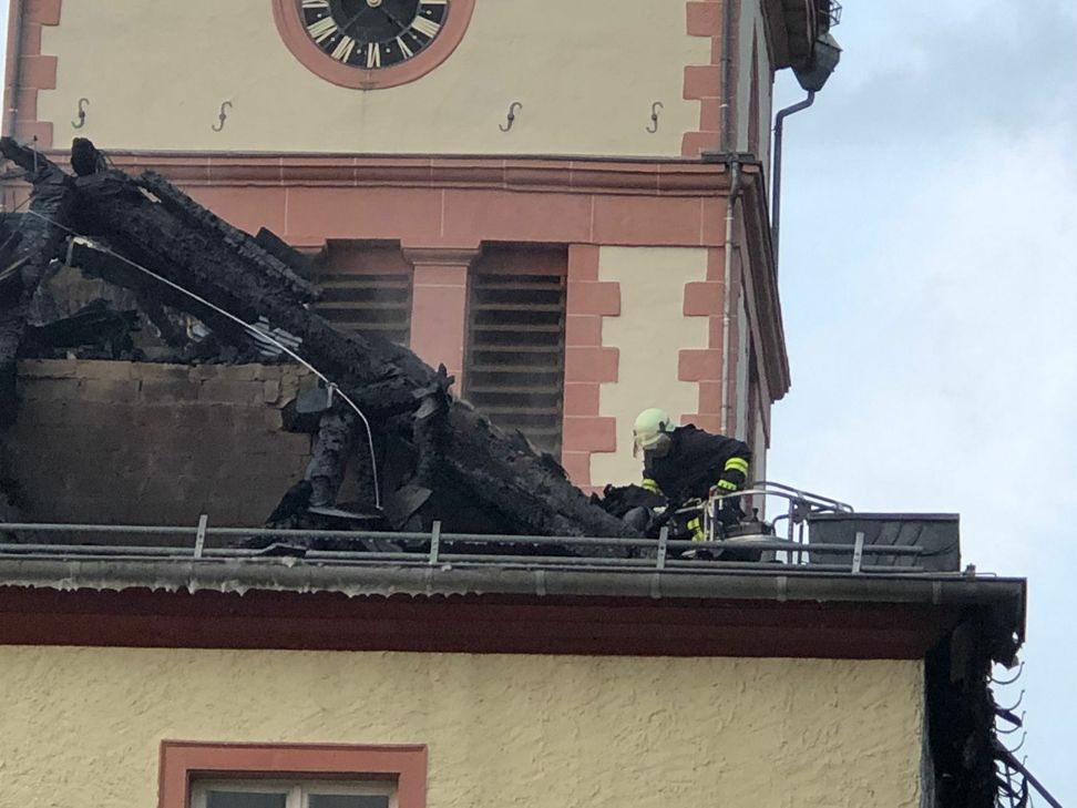 Das Kirchendach wurde ein Raub der Flammen.