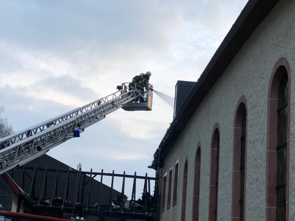Noch am frühen Morgen wurden immer wieder Brandnester gelöscht.