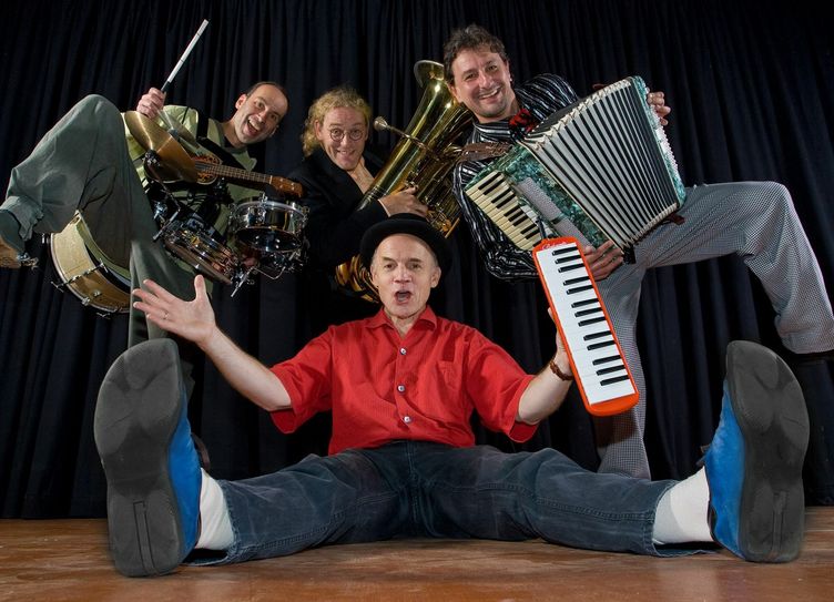 Robert Metcalf und seine Band bieten gute Unterhaltung für Klein und Groß.