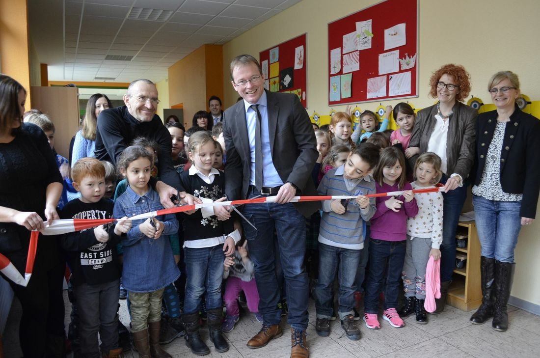 VG-Bürgermeister Jörg Lempertz eröffnet gemeinsam mit dem Rektor der Grundschule, Matthias Jaklen, die neuen Räume der Betreuenden Grundschule.