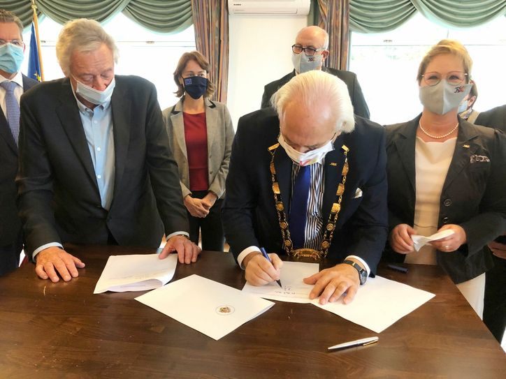 Unterzeichnet wurde die Kooperation durch Hans-Willi Käfer-Ewertz (v. re.), RKK-Präsident Hans Mayer (v. Mitte), Vizepräsidentin Gabriele Arnold-Kreck (v. li.) und Vizepräsident Hermann Wagner (hi. re). Foto: J. Urban