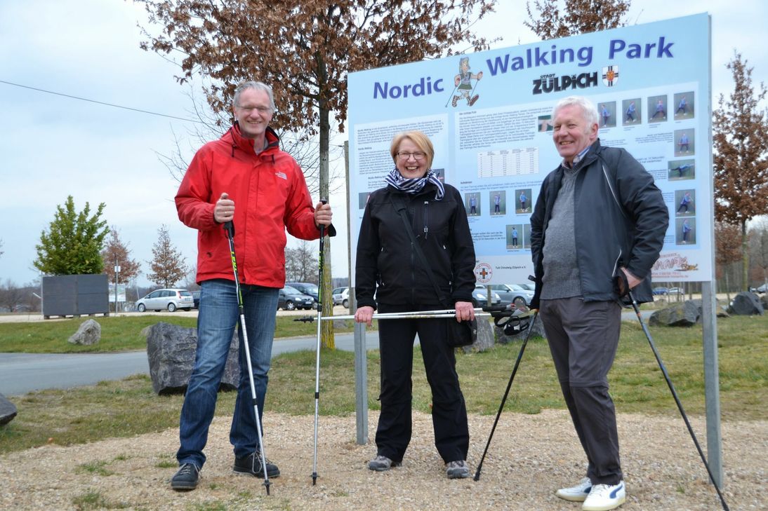 Markus Müsch, Ulla Knapp, Wilhelm Kau vom Routenteam, das die Strecken abgegangen ist und die Beschilderung neu angebracht hat. Foto: Stadt Zülpich