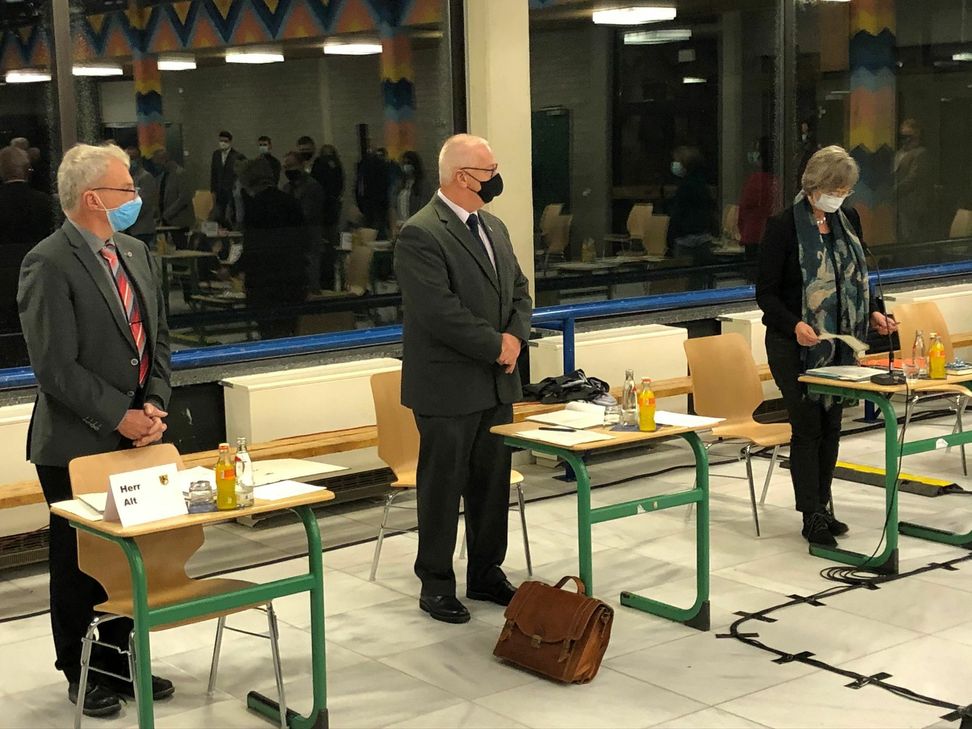 Wenig feierlich, dafür sehr formell unter Corona-Bedingungen leitete Monschaus Bürgermeisterin Silvia Mertens die erste Ratssitzung und führte ihre Stellvertreter, Georg Kaulen (CDU, Mitte) und Georg Alt (SPD, l.) in ihre Ämter ein. Foto: T. Förster