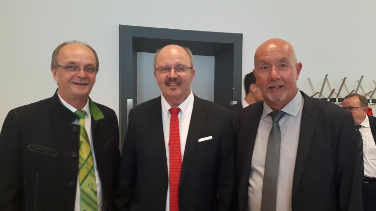 Vor dem Verhandlungssaal (v.l.): Gerd Ripp (Schloss Rheinfels GmbH & Co. KG), Horst Vogt (Bürgermeister St. Goar) und Thomas Bungert (VG-Bürgermeister).  (Foto: Boes)